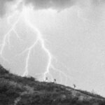 A tempestade encontrou você na trilha. Onde se proteger dos raios?