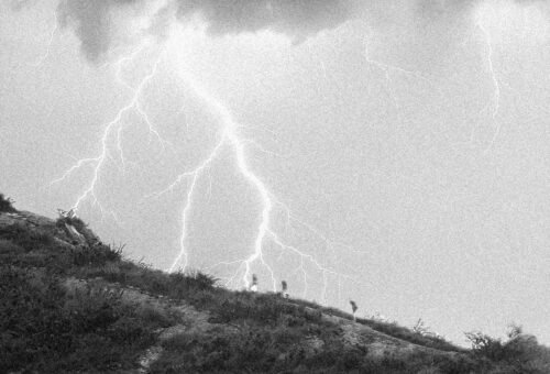 A tempestade encontrou você na trilha. Onde se proteger dos raios?