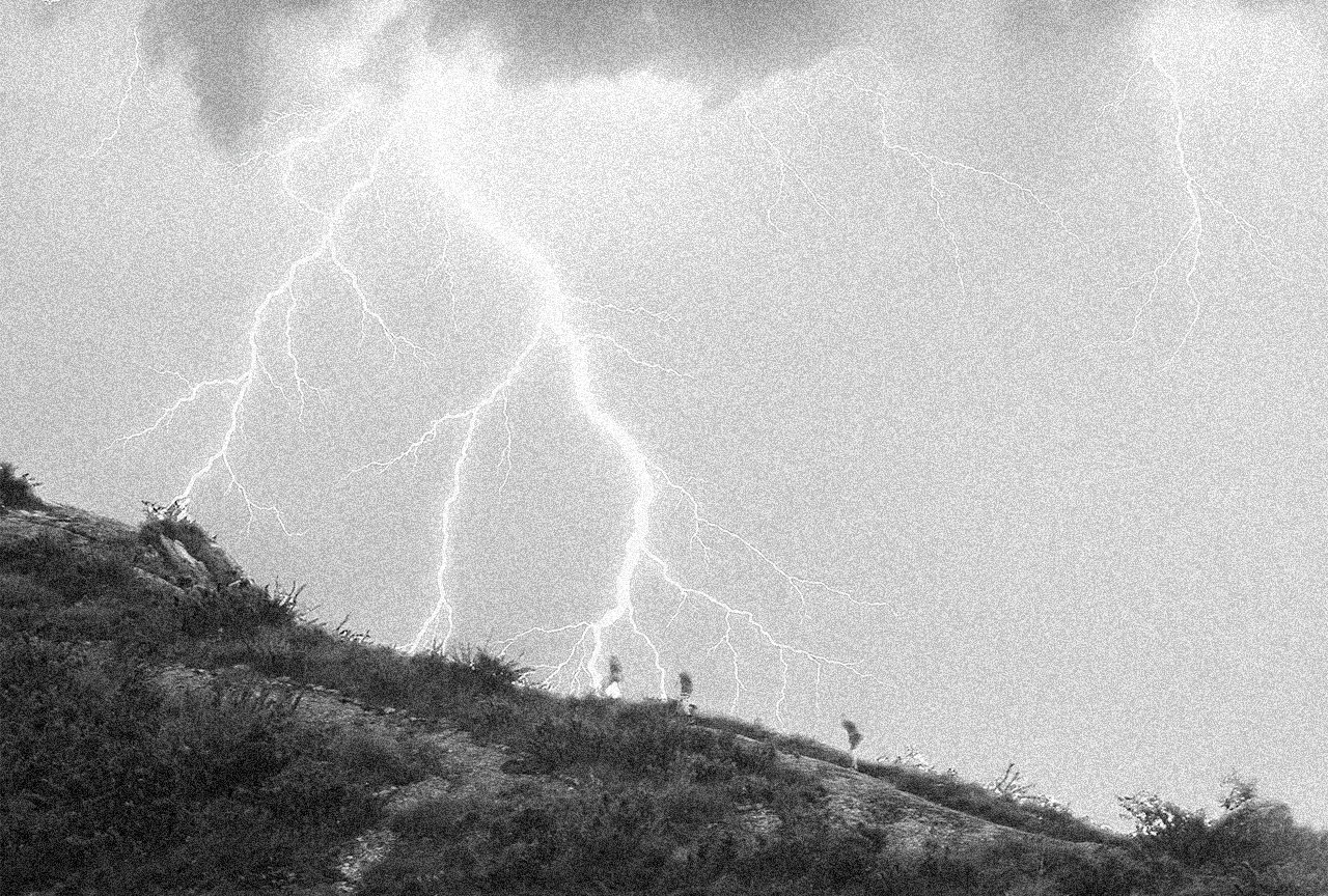 A tempestade encontrou você na trilha. Onde se proteger dos raios?